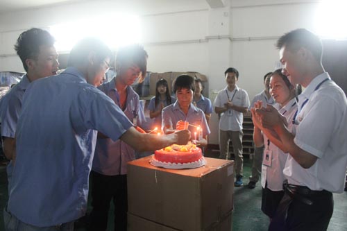 壽星們點(diǎn)蠟燭，大家齊唱生日快樂(lè)歌